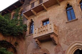 Discover the City of Romeo & Juliet: Walking Tour of Verona