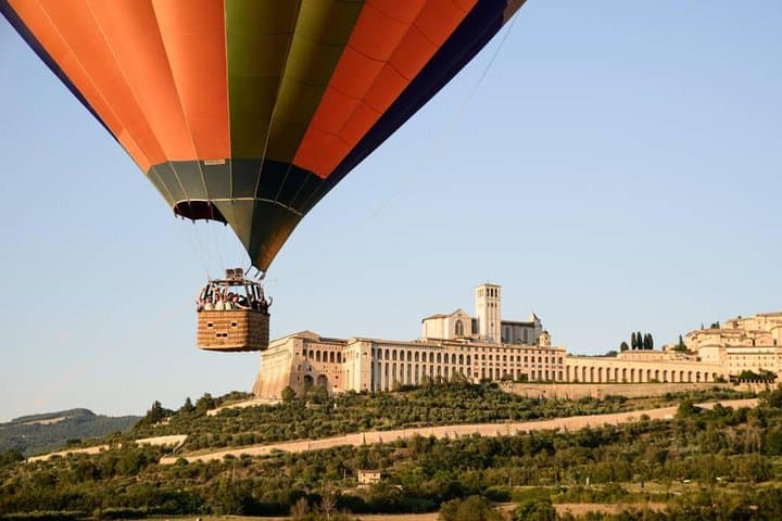 Professional hot air balloon rides at Assisi, Trasimeno in Umbria — photo 1 of 21