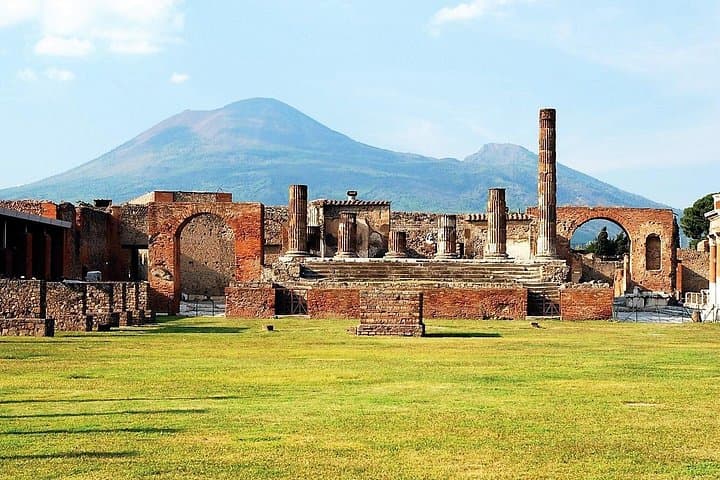 Private Transfer from Naples to Sorrento with Stop at Pompeii — photo 1 of 8