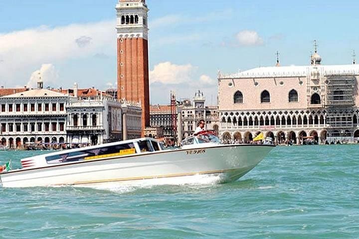 Private Departure Transfer from Venice to Treviso Sant'Angelo Airport — photo 1 of 6