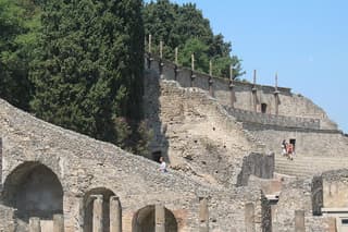 Archaeological Tour: Ruins of Herculaneum+Oplontis+Pompeii (Full Day)