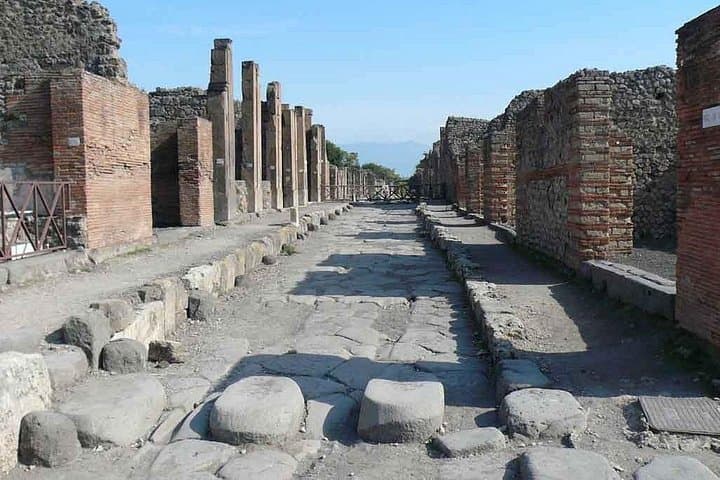 Transfer From Naples Railroad Station To Sorrento Via Pompeii — photo 1 of 9