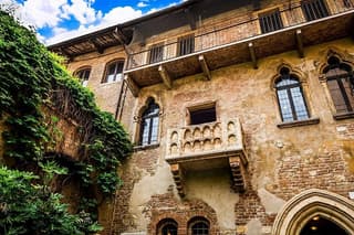 Verona Small Group Tour with Arena Access & Juliet's Balcony