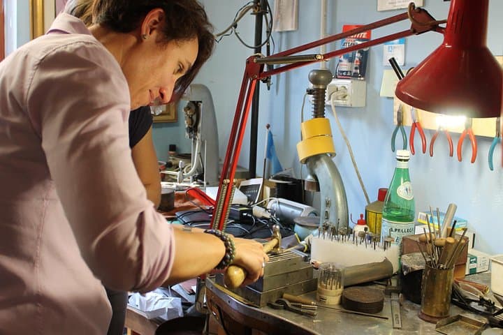 The fascinating birth of a jewel in a historic laboratory in Milan — photo 1 of 6