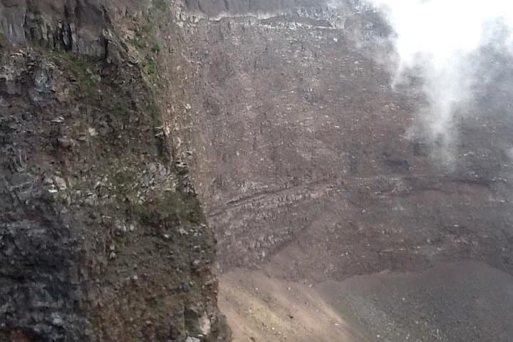 Transfer from Naples to Positano with a 2hr stop at Mount Vesuvius(1-8 PAX) — photo 1 of 4