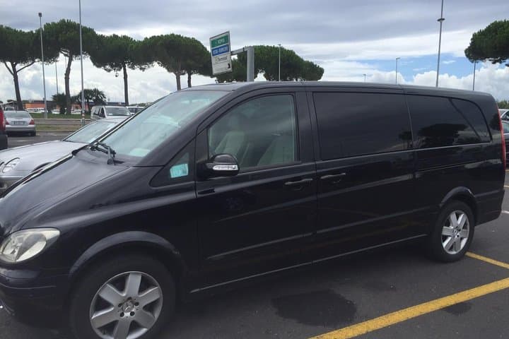 Private Luxury Transfer from Fiumicino Airport to Rome — photo 1 of 8