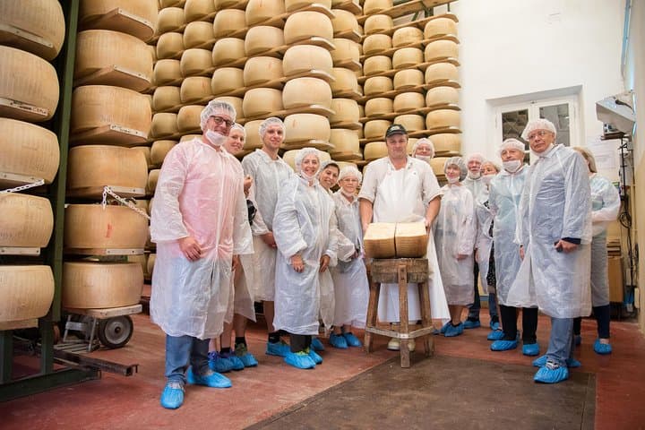 Guided group tour TastyBus: Parmesan Cheese and Parma Ham — photo 1 of 9