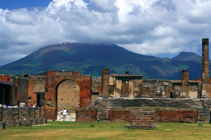 Transfer Naples to Amalfi Coast with stop to visit Pompeii ruins — photo 1 of 4