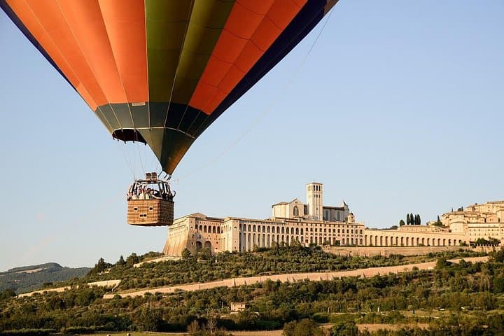 Hot Air Balloon Flight with Brunch and Assisi Guided Tour — photo 1 of 19