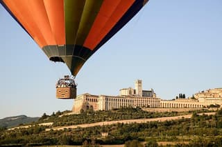 Hot Air Balloon Flight with Brunch and Assisi Guided Tour