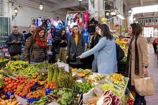Private market tour and cooking class with lunch or dinner in Ragusa