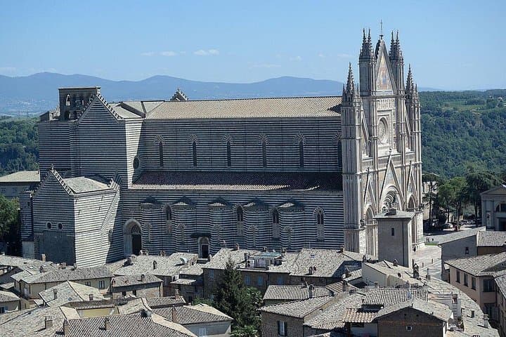 Private One way transfer from Rome to Florence with 2 hours stop in Orvieto — photo 1 of 7