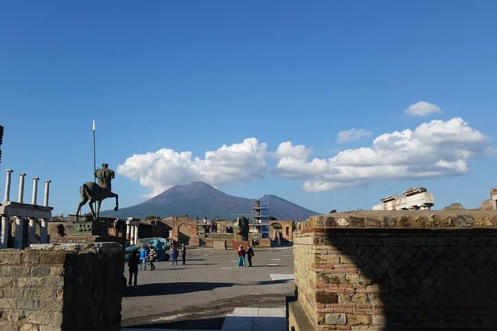 Tour in the ruins of Pompeii with an archaeologist — photo 1 of 30