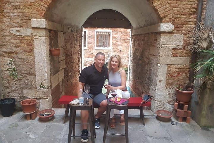 Rialto Farmers & Fish Market Food Tour in Venice with Wine Tasting & Sightseeing — photo 1 of 8