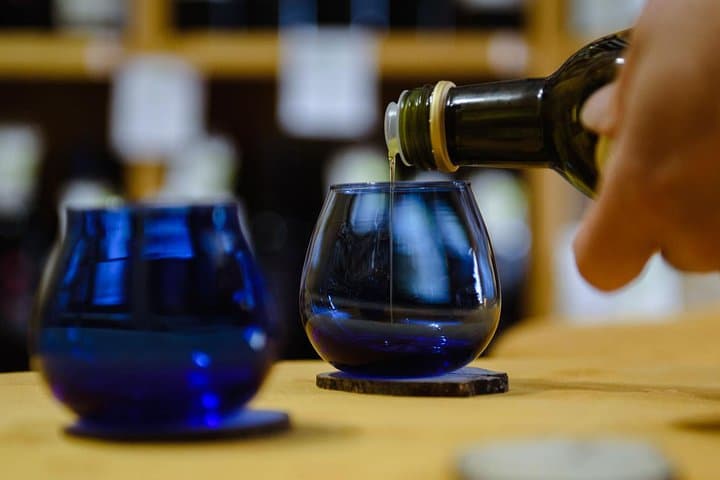 Tasting of extra virgin olive oil in the shop — photo 1 of 4