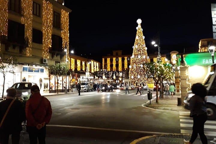 Tour of the City of Sorrento with beautiful Christmas decorations — photo 1 of 13