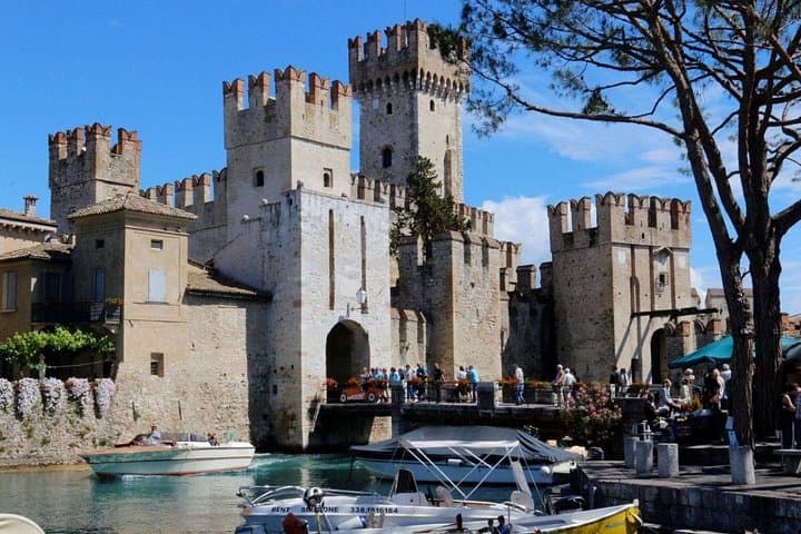Private transfer tour Venice-Milan, stopover Verona, Sirmione, chauffeur service — photo 1 of 6