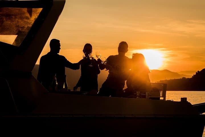 Romance in Cinque Terre: a boat trip at sunset, aperitif onboard — photo 1 of 6