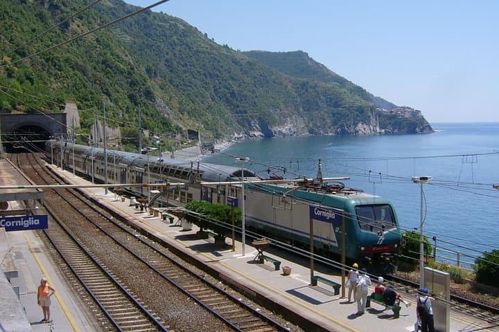 The best of Cinque Terre by train: landscapes and perfumed wines — photo 1 of 7