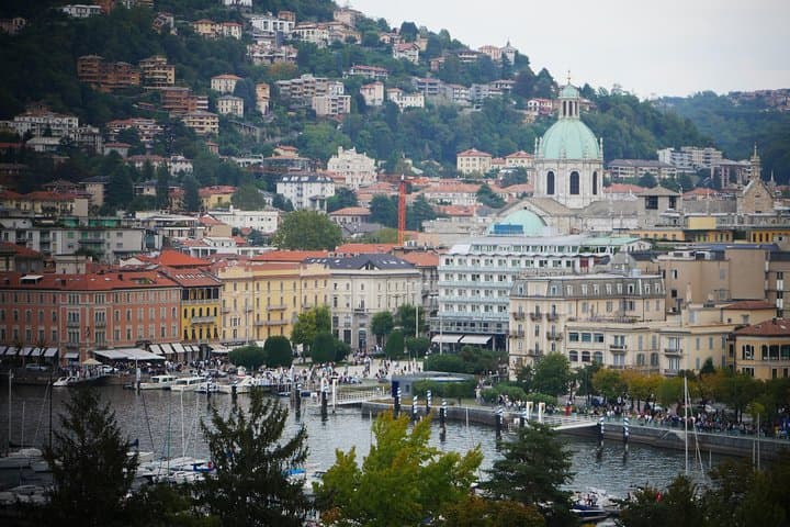 Como city and its History Exclusive Walking Tour (1 h from Milan) — photo 1 of 9