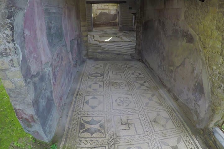 Private Pompeii and Herculaneum from NAPLES — photo 1 of 39
