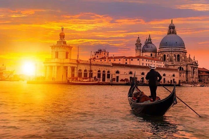 A luxury gondola tour in Venice: onboard aperitif and serenade — photo 1 of 6