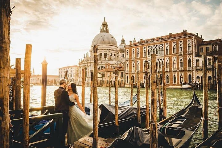 Sunrise Couple Photoshoot Tour — photo 1 of 31