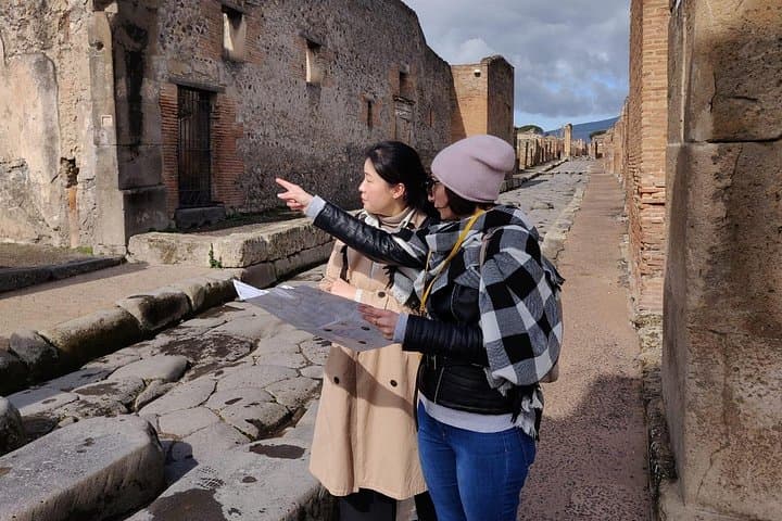Private Pompeii Tour with Fast-Entrance Tickets to the Ruins & Exclusive Guide — photo 1 of 7