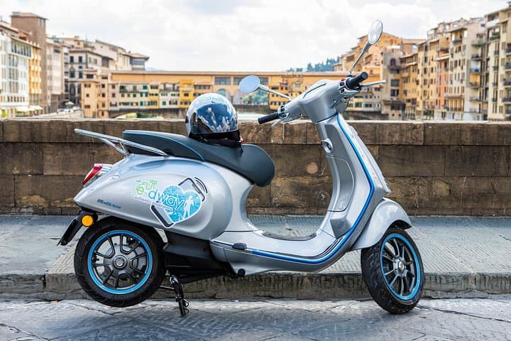 Electric Vespa 70 (125) Rental in Florence with Self Guided App — photo 1 of 7