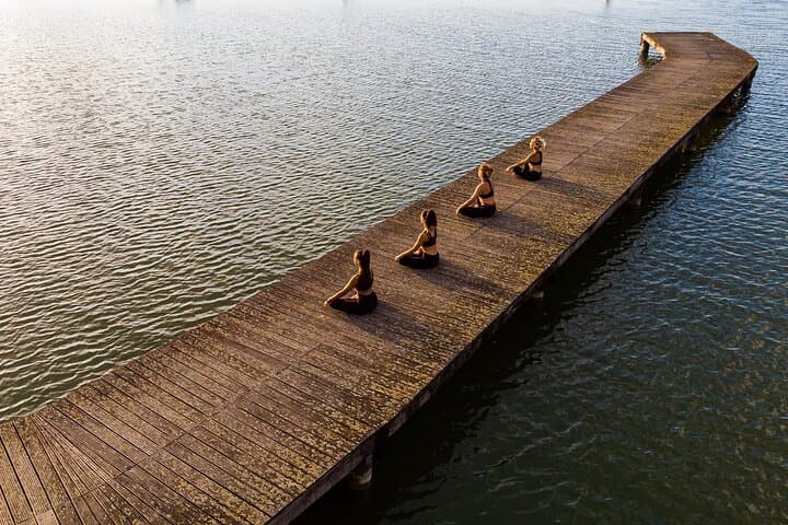 Relax and nature: Yoga lesson on the shore of the lake with picnic — photo 1 of 6