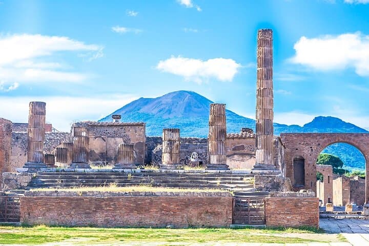Semi - Private Tour of Pompeii with an Archaeologist — photo 1 of 14