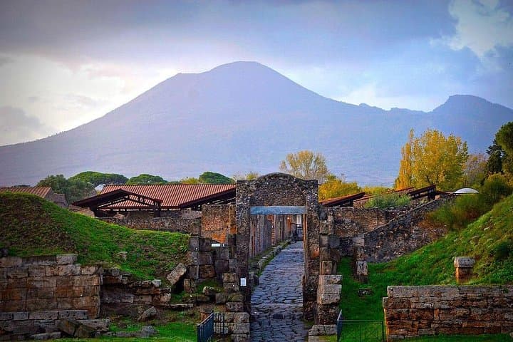 Full-Day Tour in Pompeii & Herculaneum with lunch from Naples — photo 1 of 3
