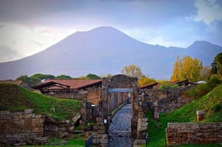 Full-Day Tour in Pompeii & Herculaneum with lunch from Naples