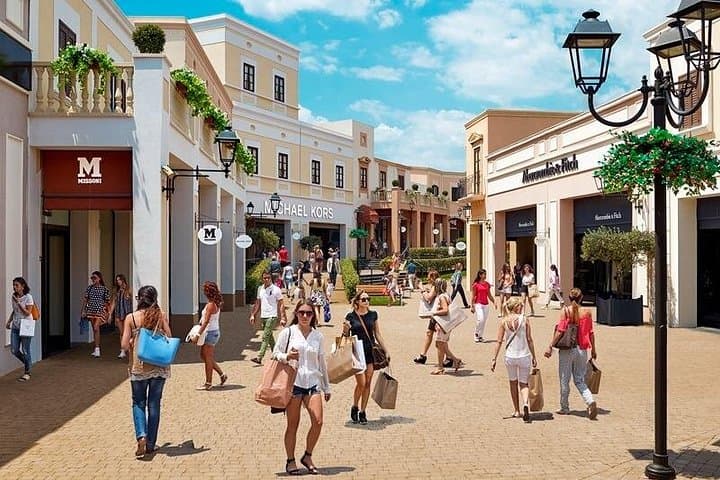Private transportation to the Sicilia Outlet Village shopping — photo 1 of 4