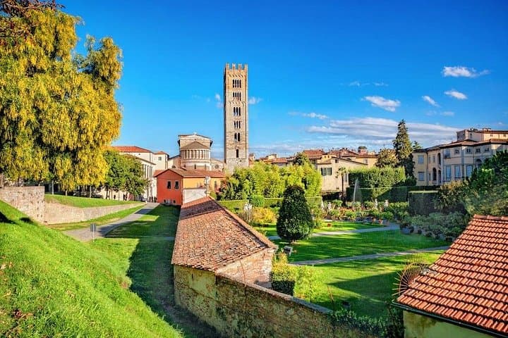Private Walk through the Lucca Walls — photo 1 of 6