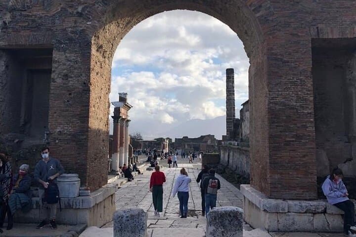 Private transfer from Napoli to Sorrento with stopover in Pompeii ruins — photo 1 of 7