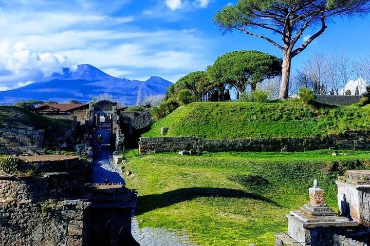 Private transfer from Naples to Pompeii or viceversa — photo 1 of 5