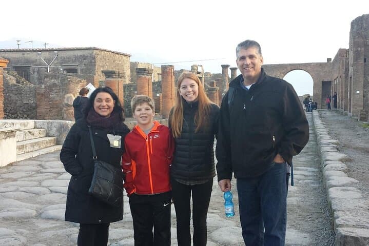 Private Transfer from Rome to Positano with Stop a Pompeii — photo 1 of 6