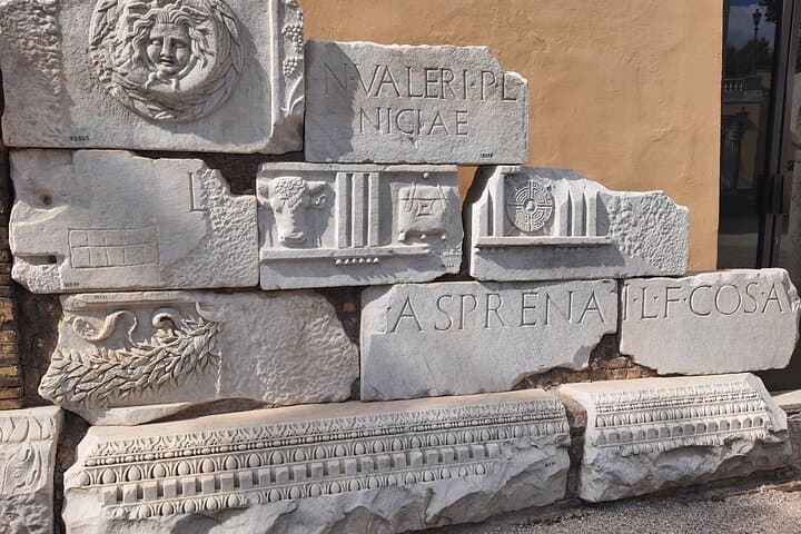 Learn Latin on Field: Guided Lesson and tour in the Heart of Ancient Rome — photo 1 of 6