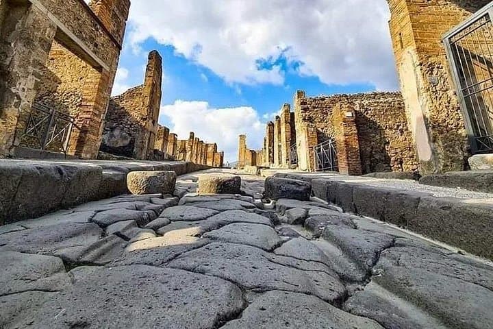 Transfer Naples airport/station to Sorrento with stop in Pompeii — photo 1 of 8