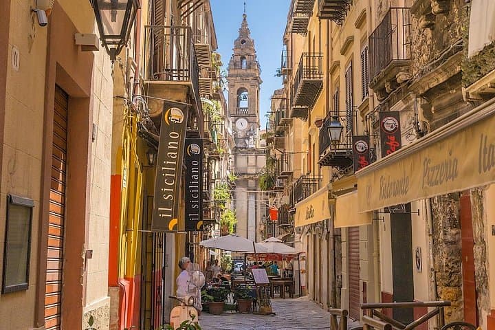 Walking in the historic center of Palermo and its markets — photo 1 of 4