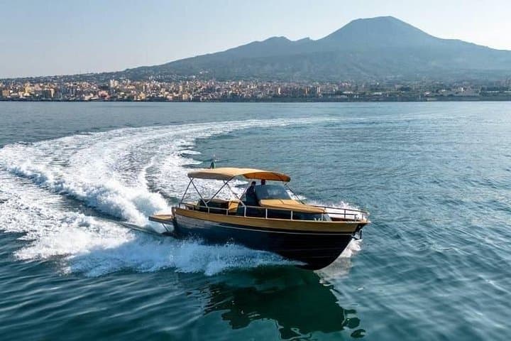 Small group boat tour from Sorrento to Capri — photo 1 of 11