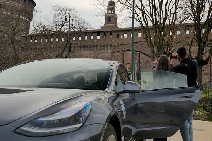 Tesla Tour of Milan photographing the beauties of the city — photo 1 of 6
