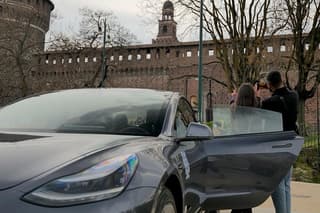 Tesla Tour of Milan photographing the beauties of the city