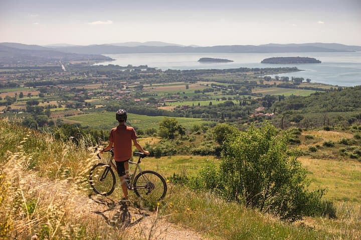 Easy guided eBike tour with photographer at Lake Trasimeno — photo 1 of 7