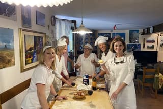 Cooking class in Tuscan Villa near Cortona