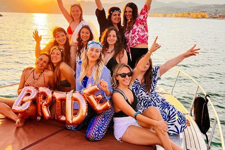 Bachelorette party, boat party in Salerno with aperitif and tapas — photo 1 of 16