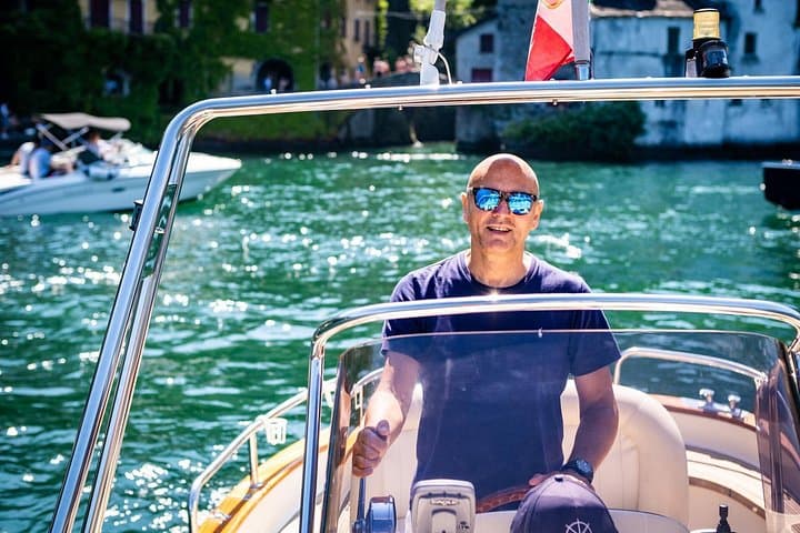 2H Private Cruise on a beautiful wooden speedboat on Lake Como — photo 1 of 15