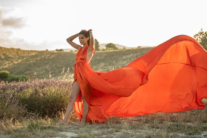 Private shooting with flying dress in Tuscany — photo 1 of 24