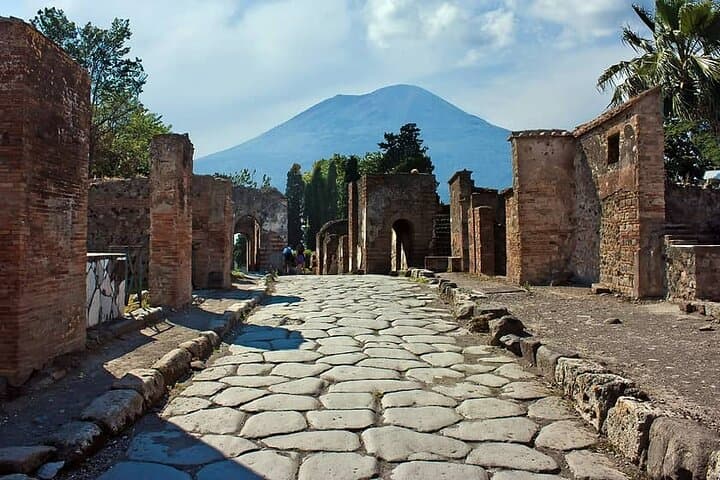 Pompeii and Vesuvius Cellars Tour in Small Groups from Salerno — photo 1 of 17